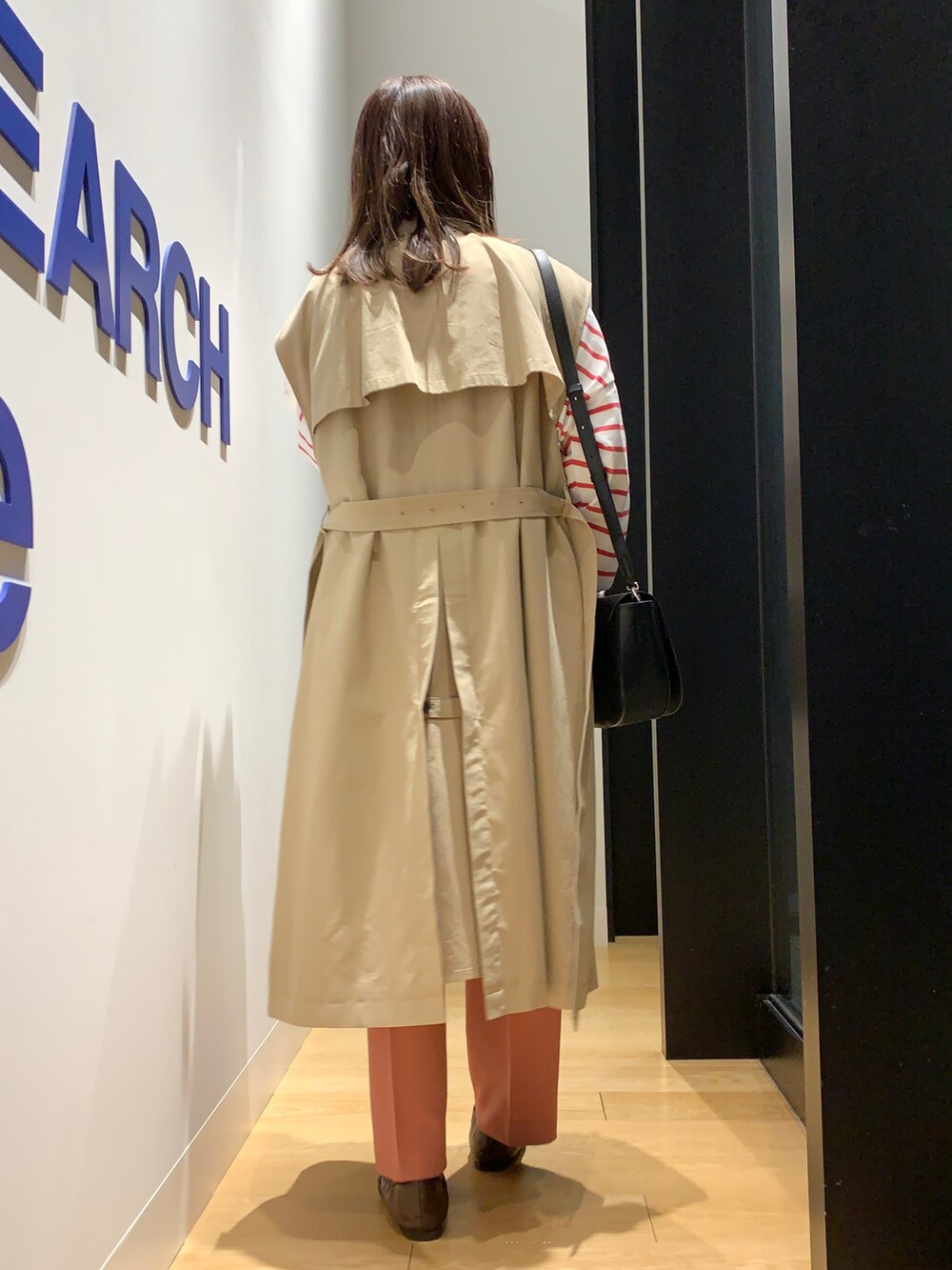 ベージュ系のベスト、ピンク系のTシャツ/カットソー、ブラウン系のローファーを着用したレディースの春コーディネートの3枚目の写真