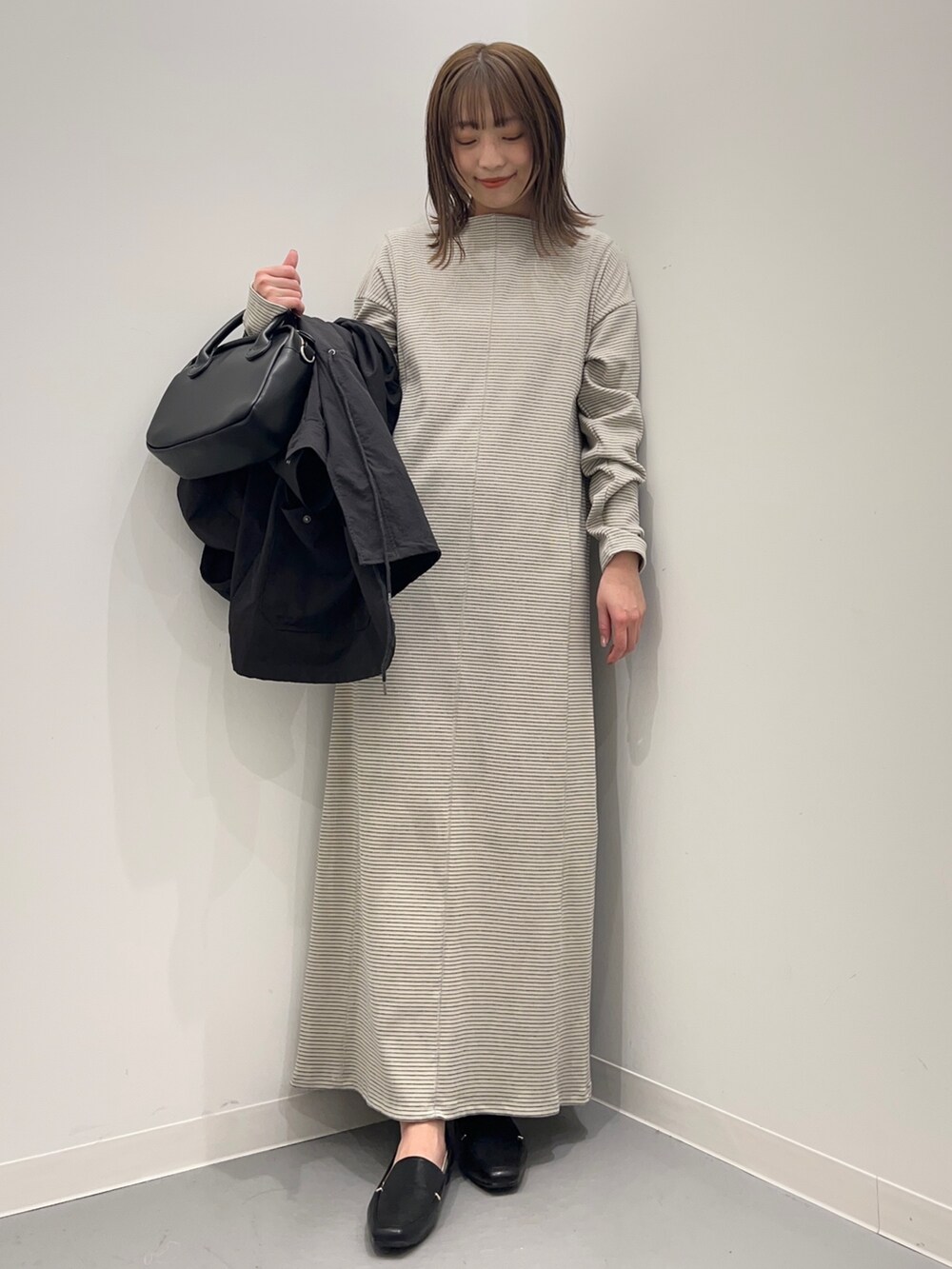 ベージュ系のワンピース、グレー系のブルゾンを着用したレディースの春コーディネートの6枚目の写真