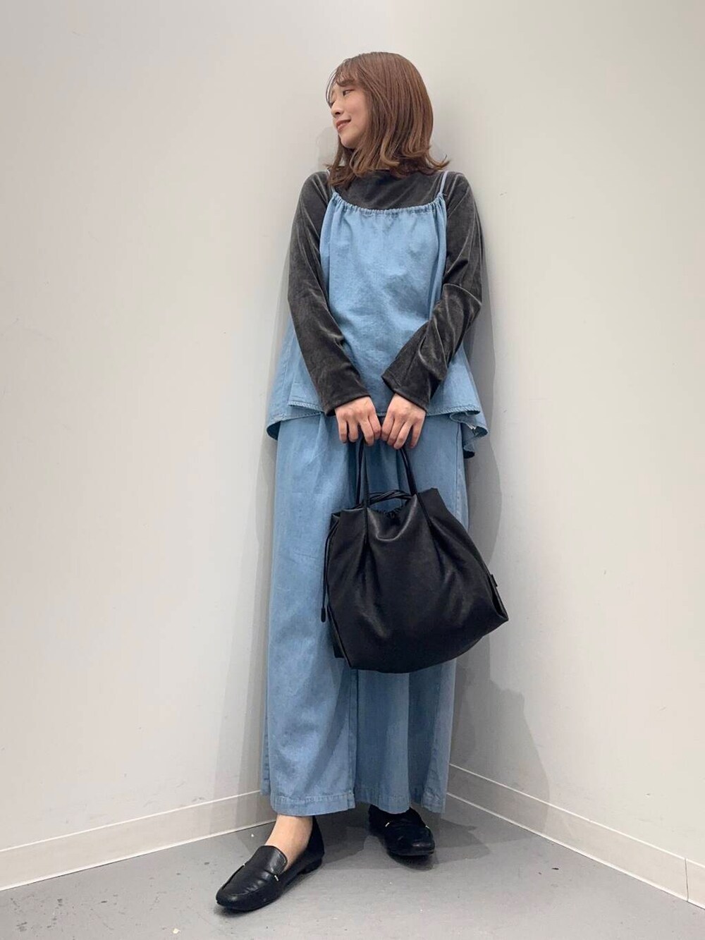 ブラック系のローファー、ブラック系のショルダーバッグ、グレー系のTシャツ/カットソーを着用したレディースの秋コーディネートの4枚目の写真