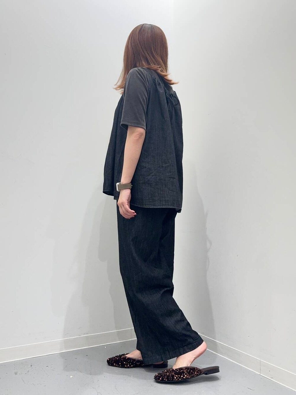 ブラウン系のその他シューズ、グレー系のTシャツ/カットソー、ブラウン系のハンドバッグを着用したレディースの夏コーディネートの3枚目の写真