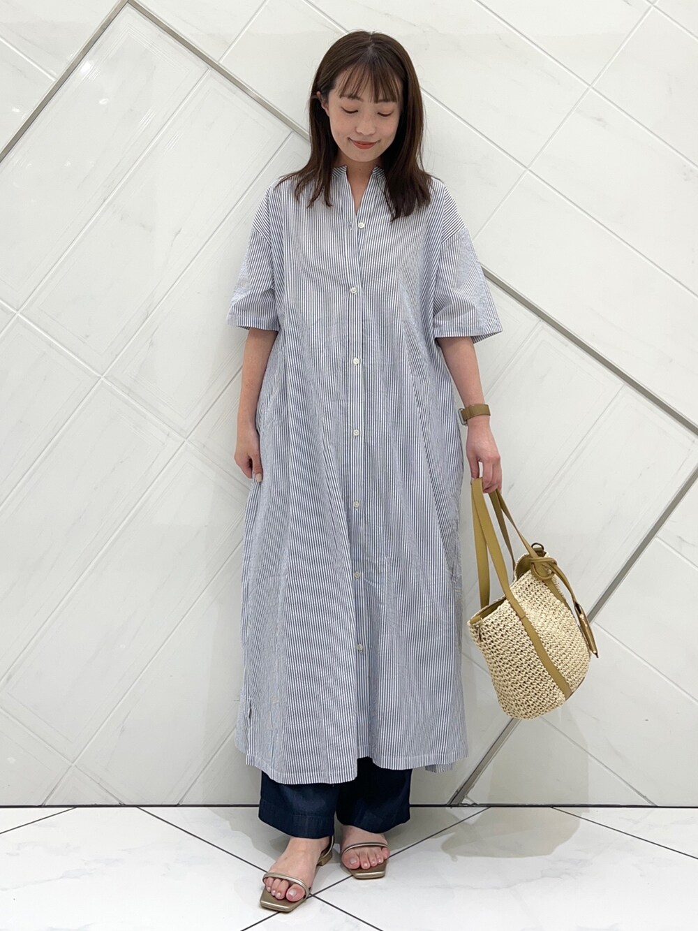 ブルー系のワンピース/ドレス、ブルー系のその他パンツ、ゴールド系のサンダルを着用したレディースの夏コーディネートの2枚目の写真