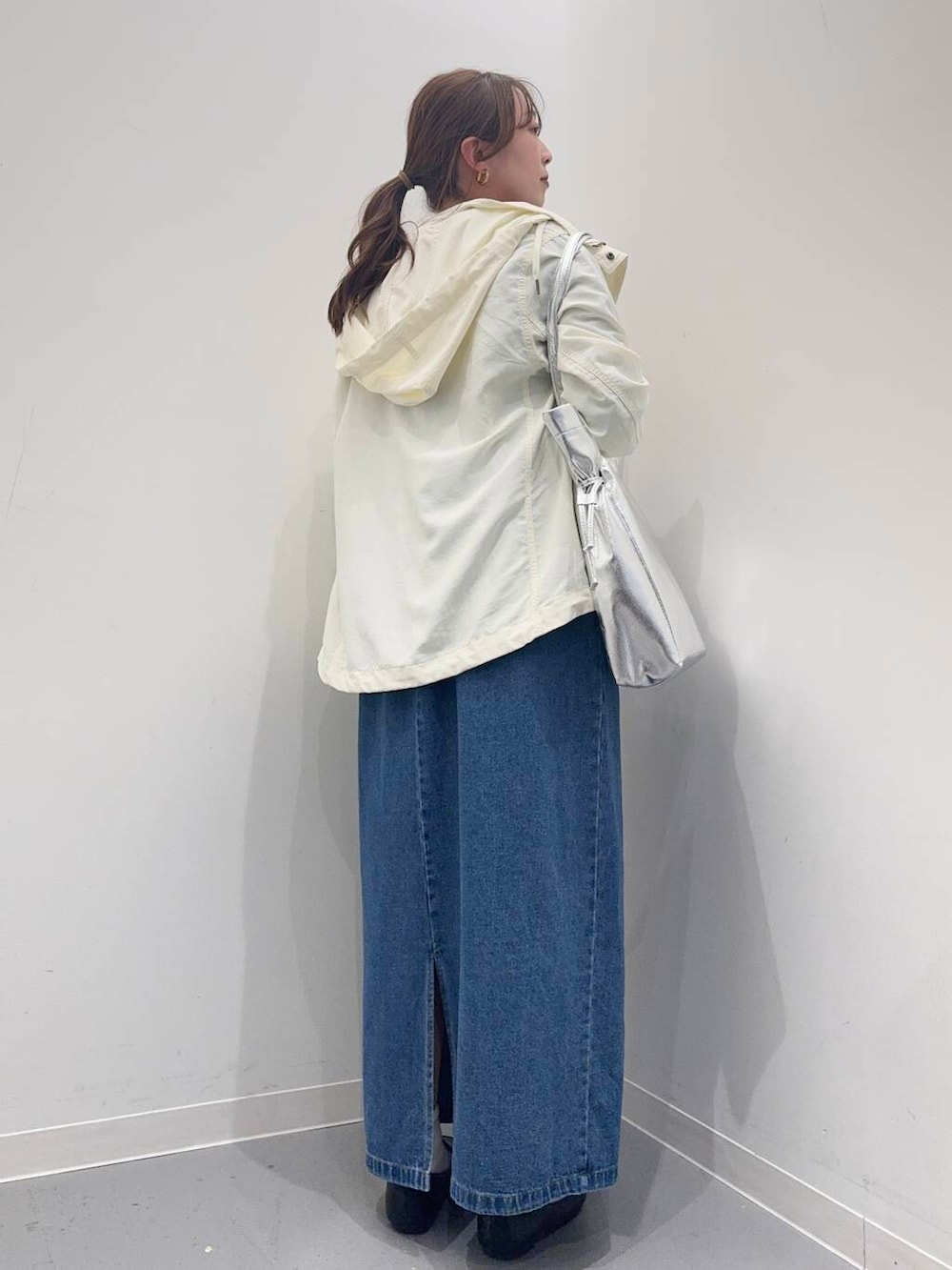 ブラック系のローファー、グレー系のTシャツ/カットソー、シルバー系のトートバッグを着用したレディースの春コーディネートの3枚目の写真