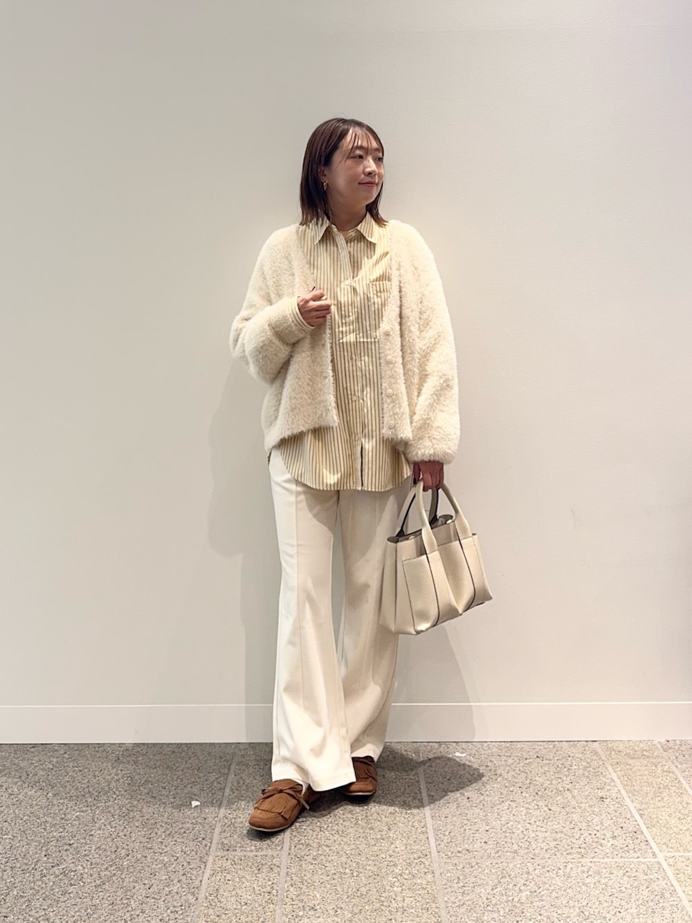 ホワイト系のカーディガン/ボレロ、その他のシャツ/ブラウス、ホワイト系のその他パンツを着用したレディースの秋コーディネートの5枚目の写真