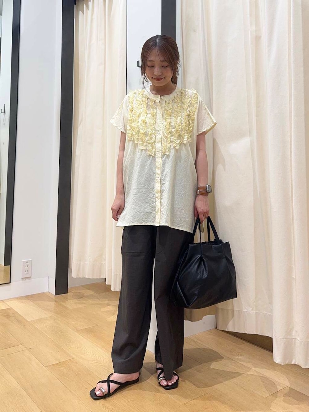 ブラック系のショルダーバッグ、イエロー系のシャツ/ブラウス、グレー系のその他パンツを着用したレディースの夏コーディネートの2枚目の写真