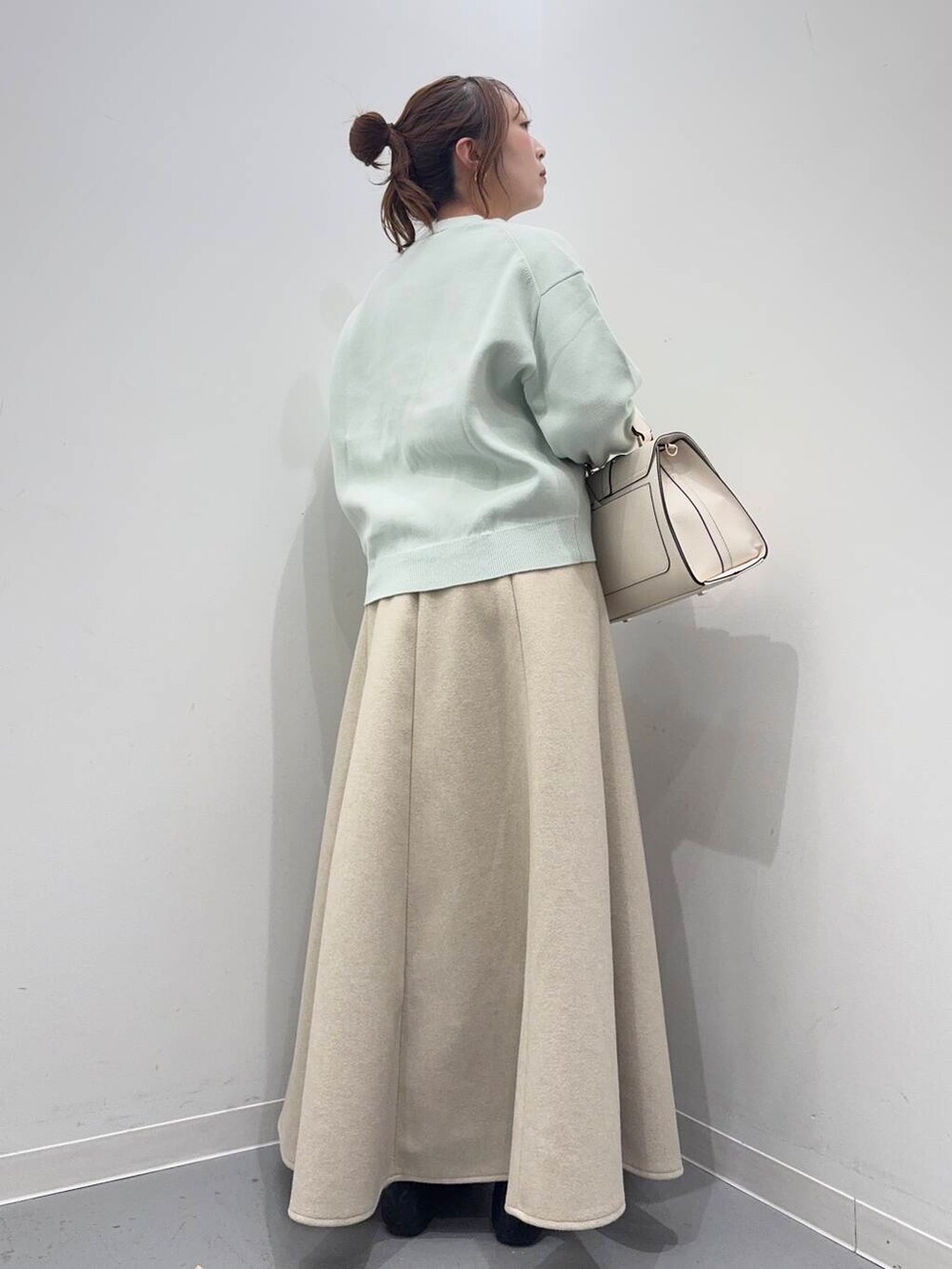 ブラック系のローファー、ホワイト系のTシャツ/カットソー、ホワイト系のハンドバッグを着用したレディースの冬コーディネートの4枚目の写真