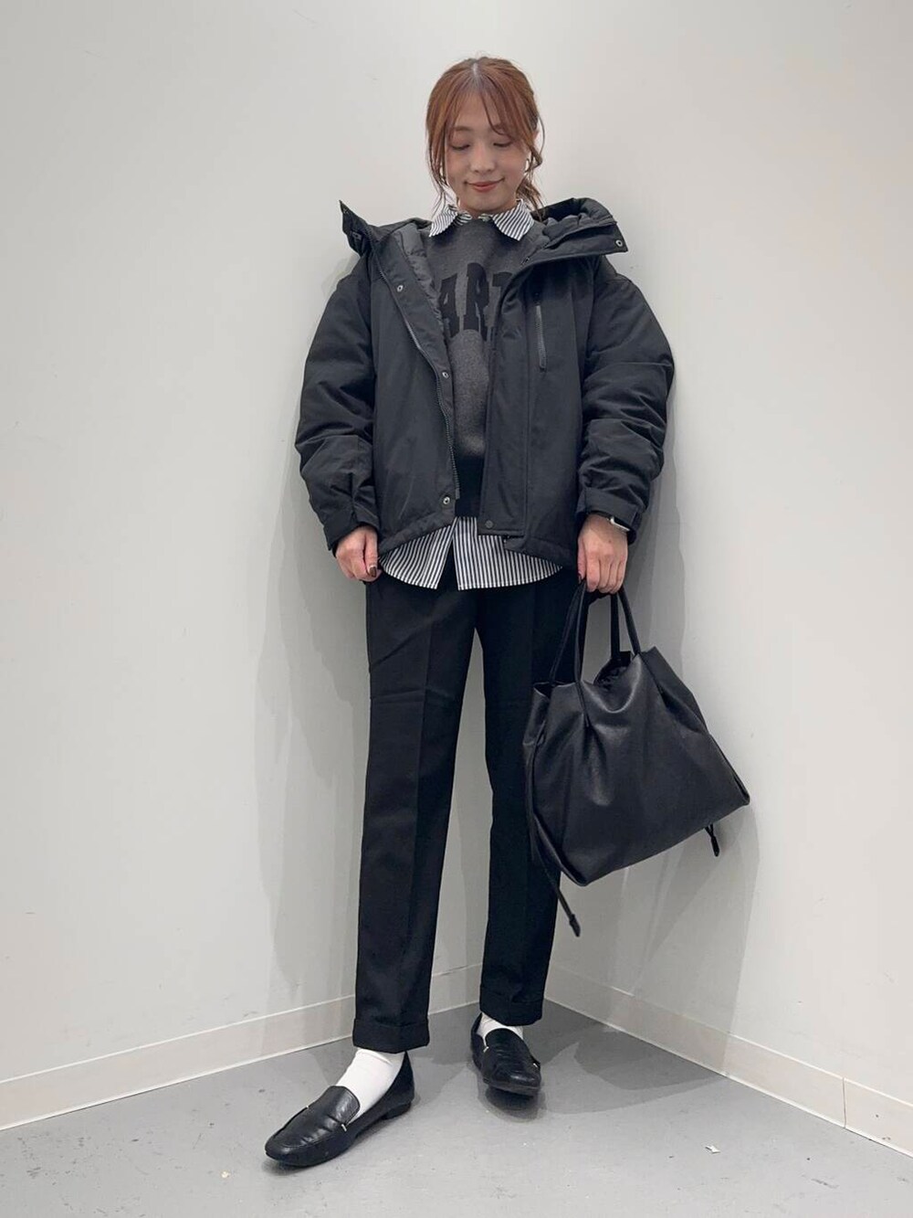 ブラック系のローファー、ブラック系のショルダーバッグ、ブルー系のシャツ/ブラウスを着用したレディースの冬コーディネートの5枚目の写真