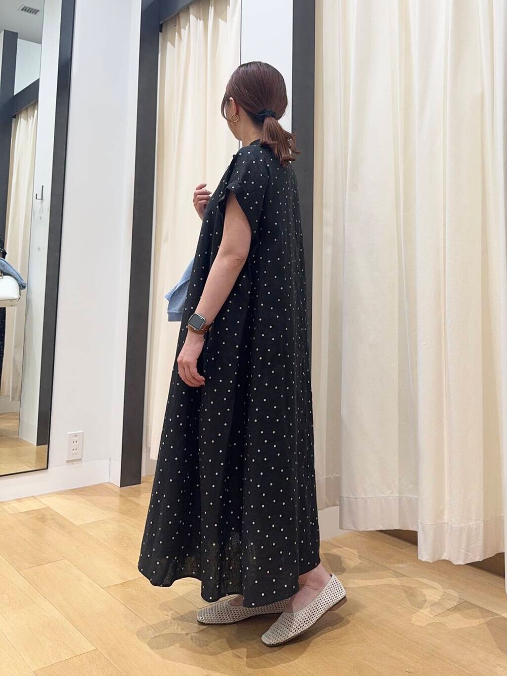 「シンプルコーデ、低身長、newarrival、休日スタイル、低身長コーデ、ワンピースコーデ、urstore、154cm、旅行コーデ、骨格ストレート、イエベ春、30代前半、ストレート×イエベ春、ワンピース✕低身長」｜「URBAN RESEARCH DOORSのリネンドットフレアワンピース（ワンピース、ブラック系）」を使った、maikoさん（レディース・154cm）の夏コーディネートの8枚目の写真