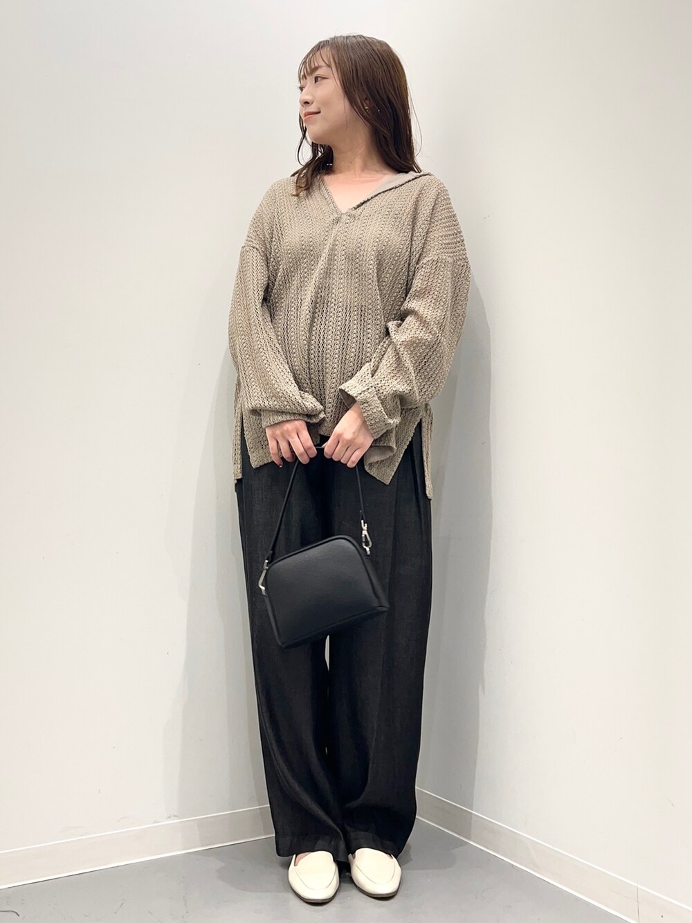 グレー系のTシャツ/カットソー、ブラック系のその他パンツを着用したレディースの夏コーディネートの2枚目の写真