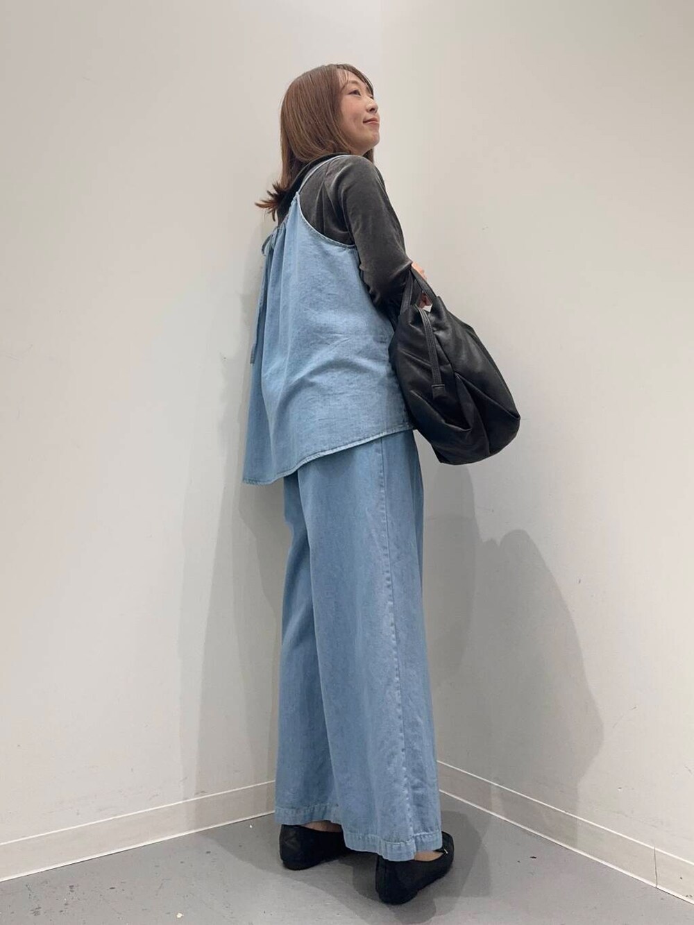 ブラック系のローファー、ブラック系のショルダーバッグ、グレー系のTシャツ/カットソーを着用したレディースの秋コーディネートの3枚目の写真