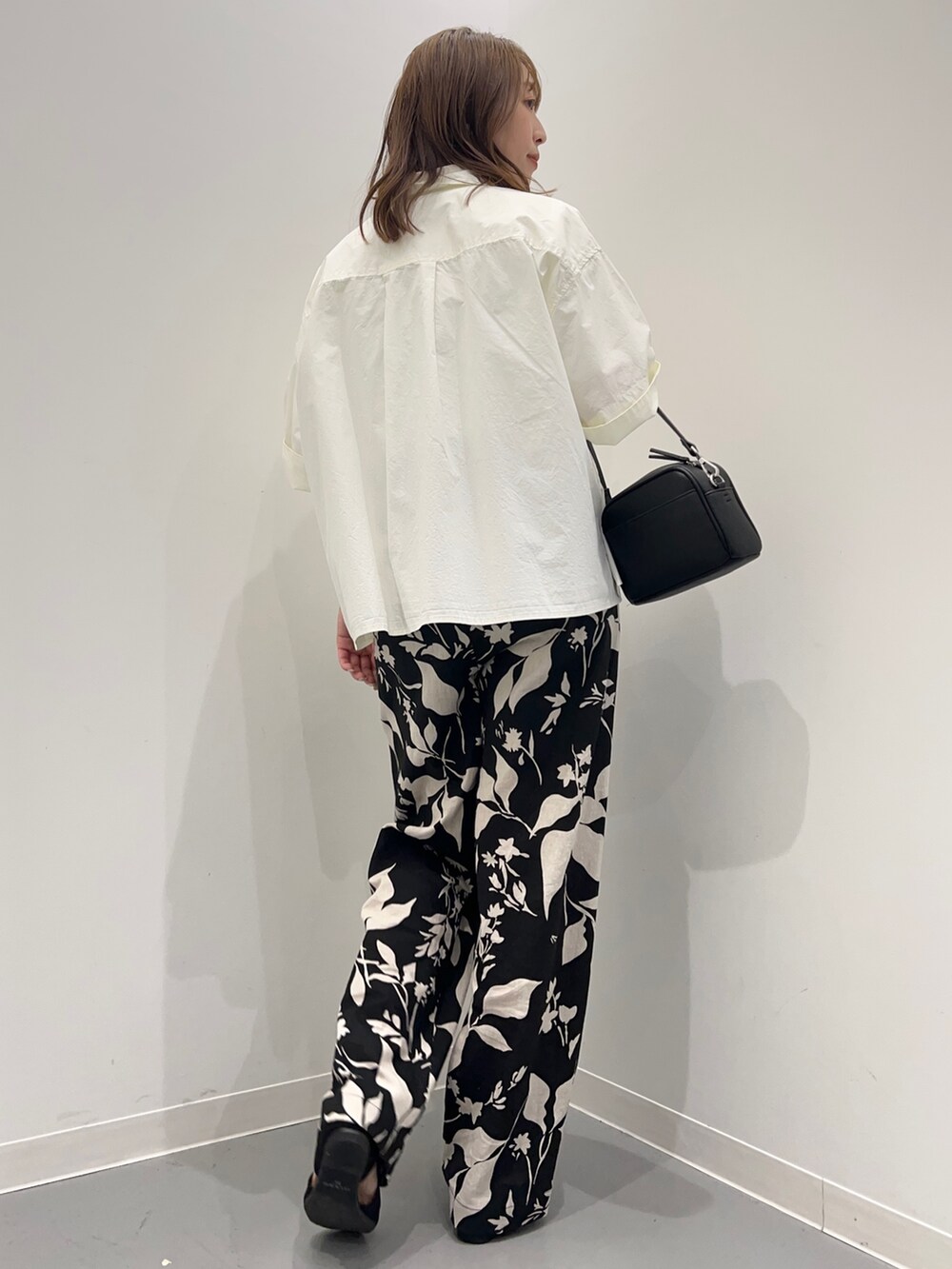 ブラック系のその他パンツ、ホワイト系のシャツ/ブラウス、ホワイト系のTシャツ/カットソーを着用したレディースの春コーディネートの4枚目の写真