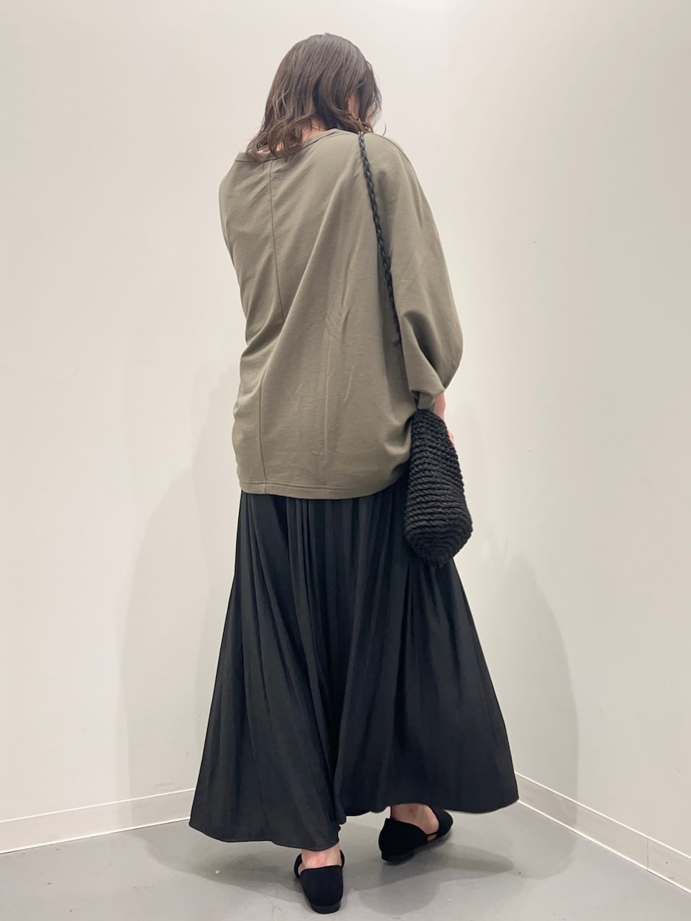 グリーン系のTシャツ/カットソー、ブラック系のその他パンツ、ブラック系のサンダルを着用したレディースの夏コーディネートの4枚目の写真