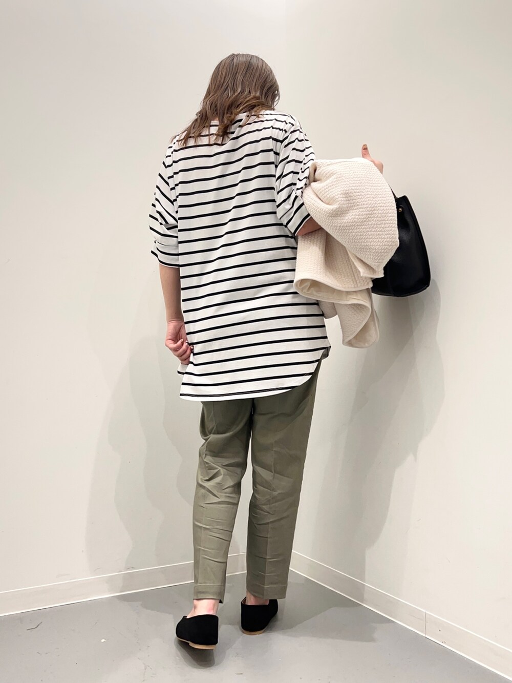 ホワイト系のノーカラージャケット、ブラック系のTシャツ/カットソー、グリーン系のその他パンツを着用したレディースの夏コーディネートの8枚目の写真