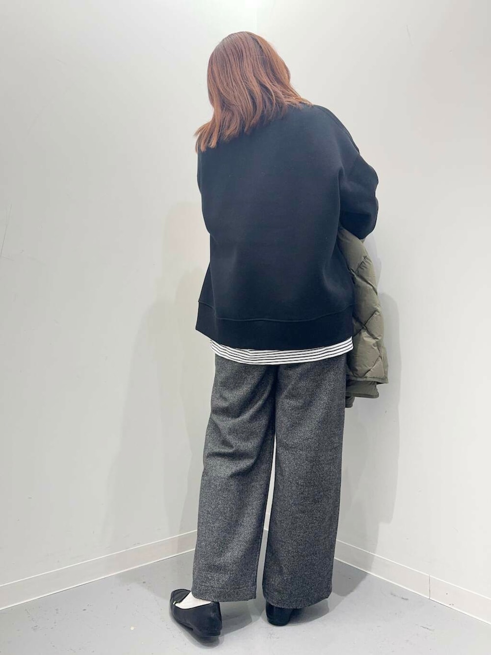 ブラック系のローファー、ホワイト系のショルダーバッグ、グリーン系のダウンジャケット/コートを着用したレディースの秋コーディネートの7枚目の写真