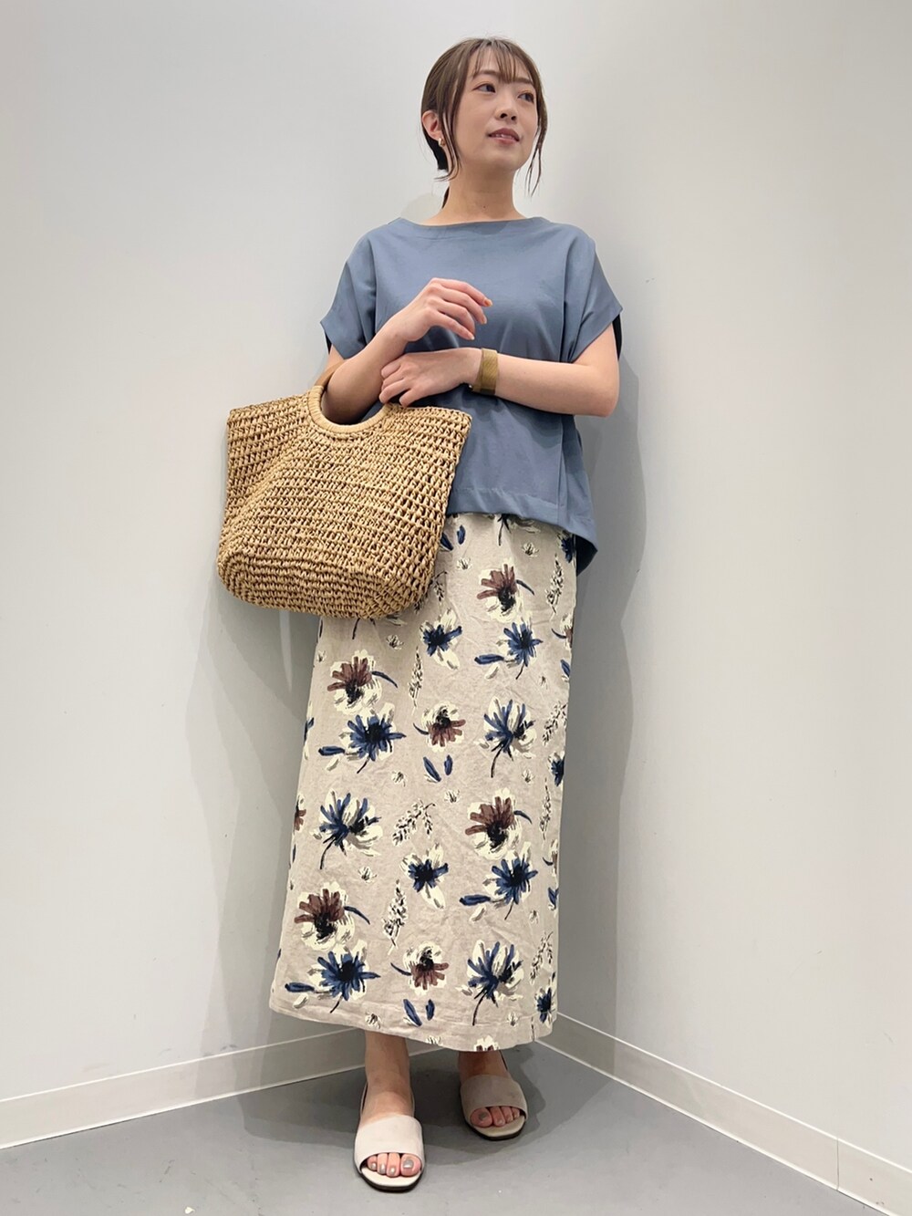 ブルー系のTシャツ/カットソー、パープル系のスカート、ホワイト系のサンダルを着用したレディースの夏コーディネートの6枚目の写真