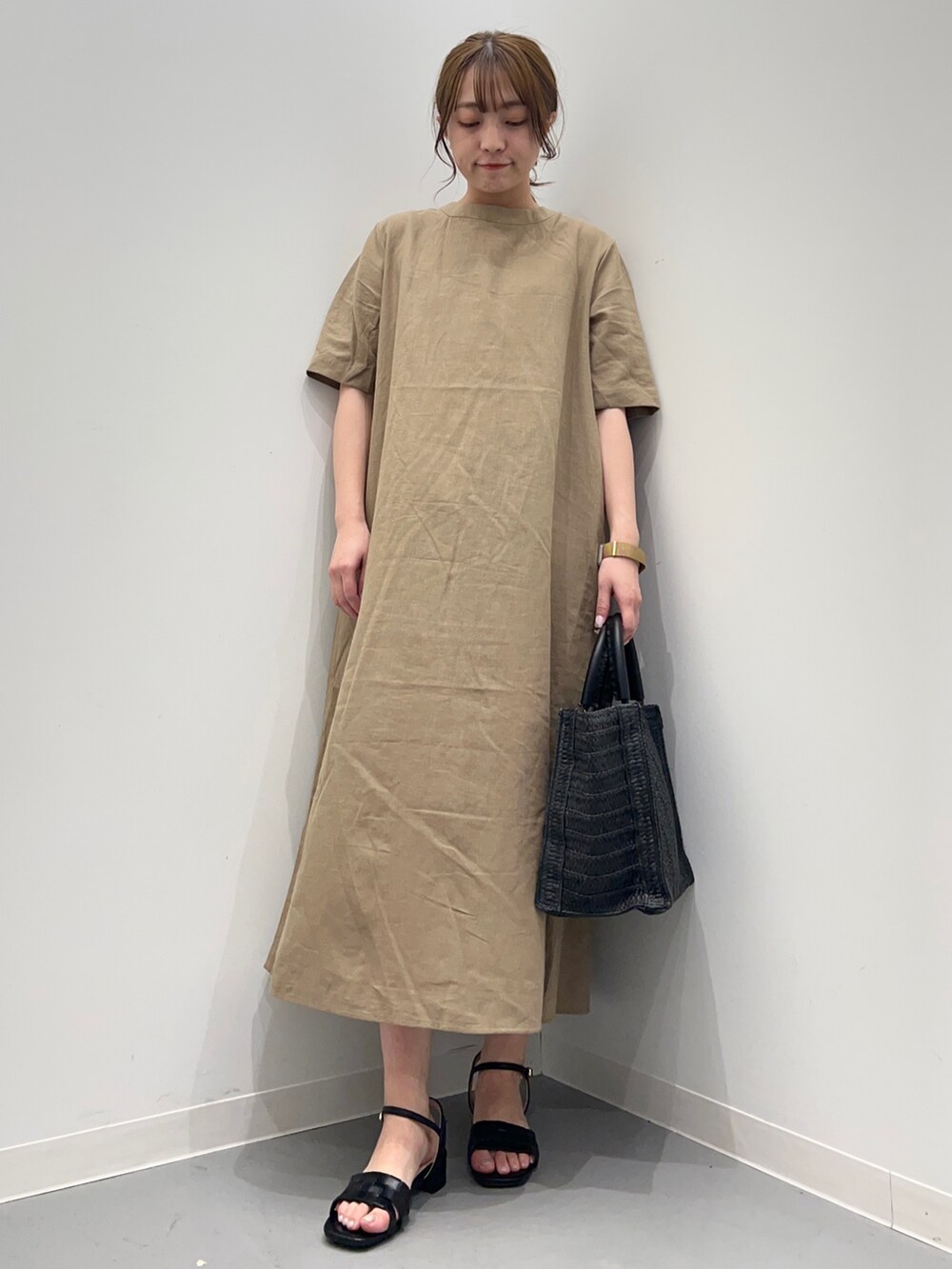 ベージュ系のワンピース、ブラック系のサンダルを着用したレディースの春コーディネートの5枚目の写真