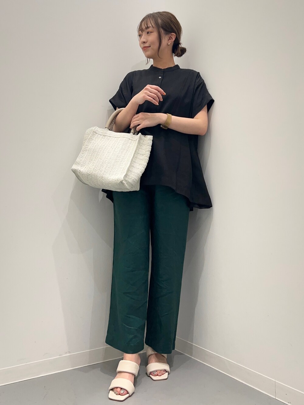 ブラック系のシャツ/ブラウス、グリーン系のその他パンツ、ベージュ系のトートバッグを着用したレディースの夏コーディネートの4枚目の写真