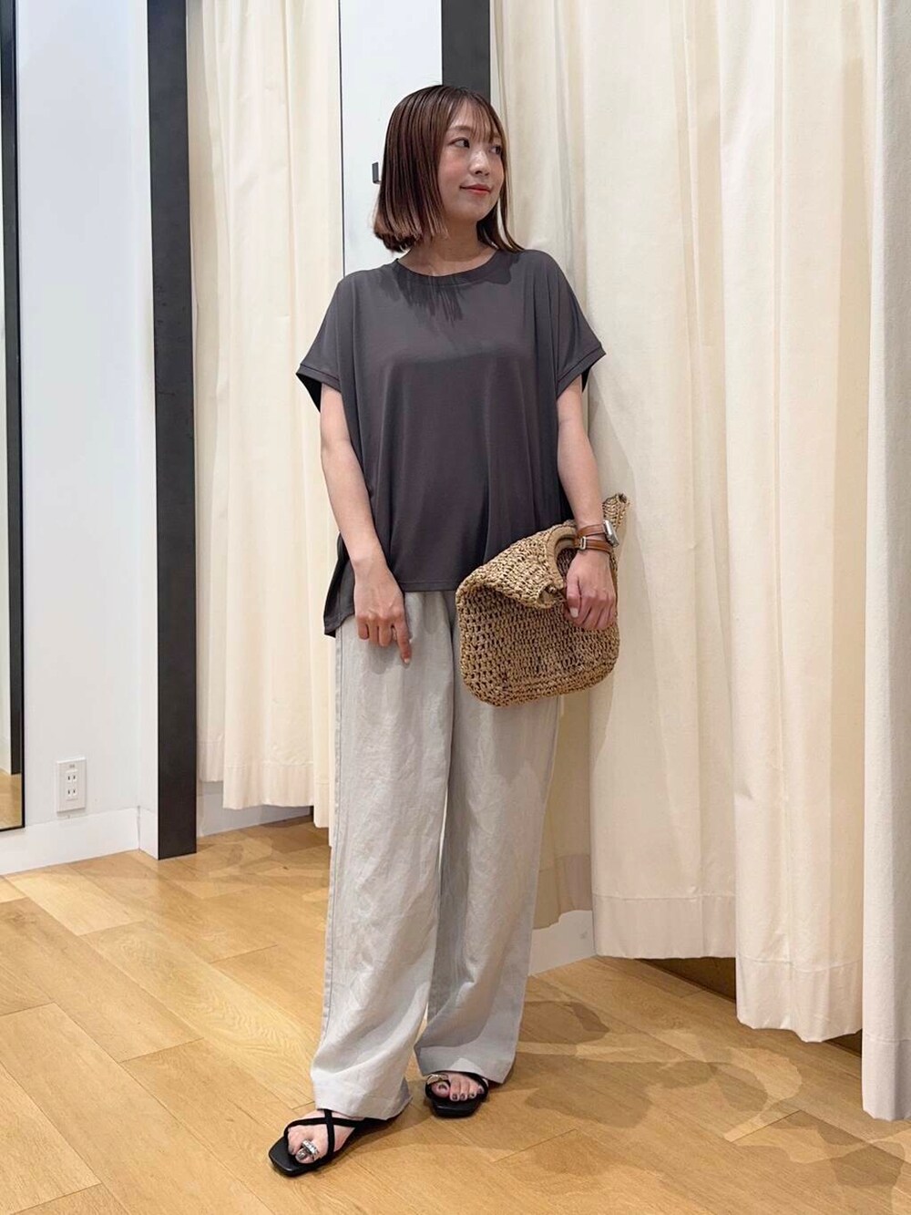 ベージュ系のトートバッグ、グレー系のTシャツ/カットソー、ベージュ系のその他パンツを着用したレディースの夏コーディネートの5枚目の写真