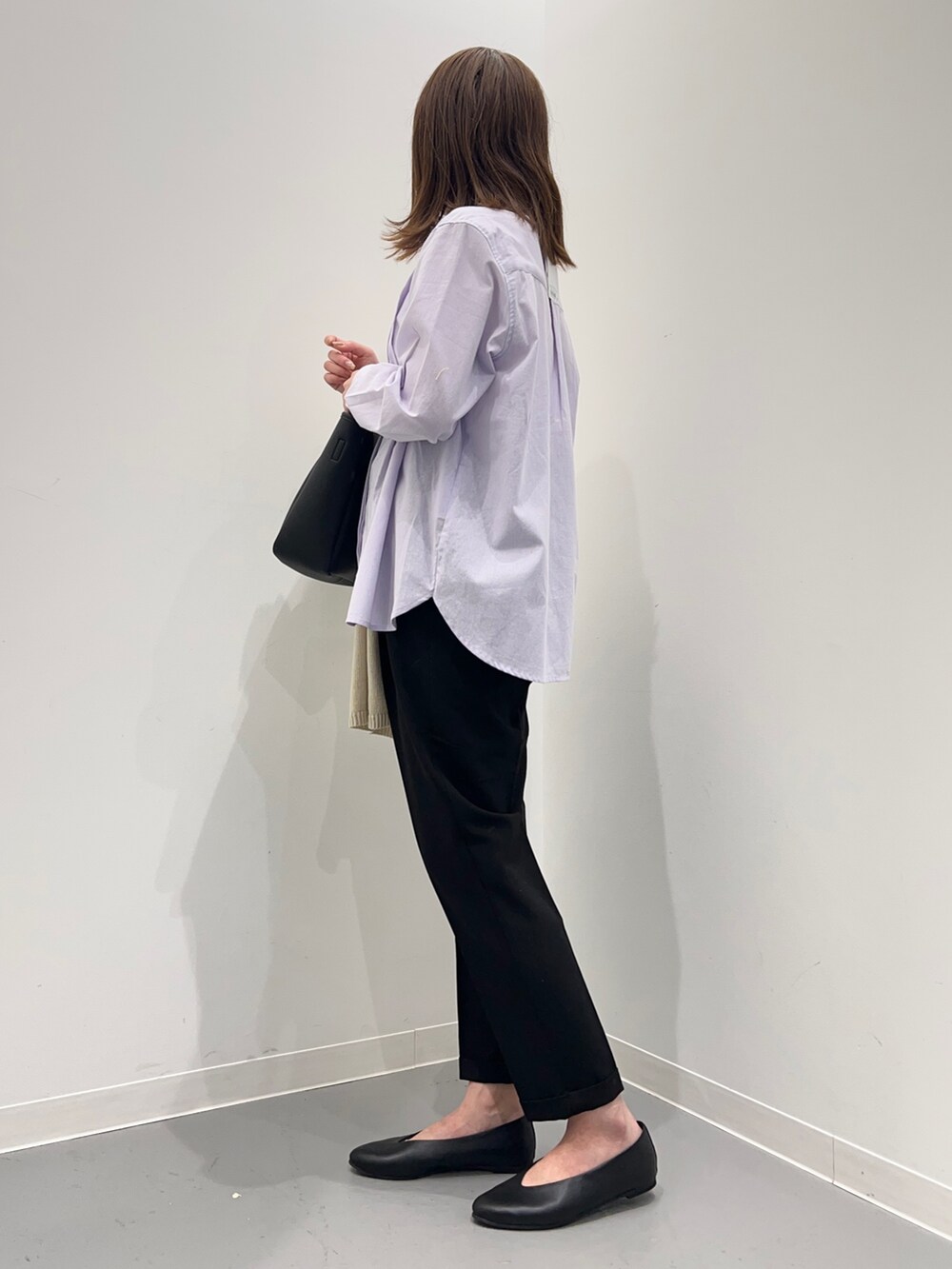 パープル系のシャツ/ブラウス、ホワイト系のカーディガン/ボレロ、ブラック系のその他パンツを着用したレディースの春コーディネートの6枚目の写真