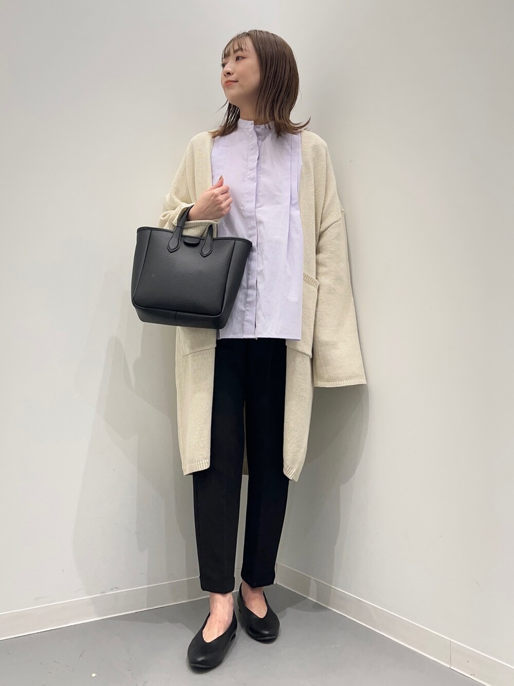 パープル系のシャツ/ブラウス、ホワイト系のカーディガン/ボレロ、ブラック系のその他パンツを着用したレディースの春コーディネートの2枚目の写真