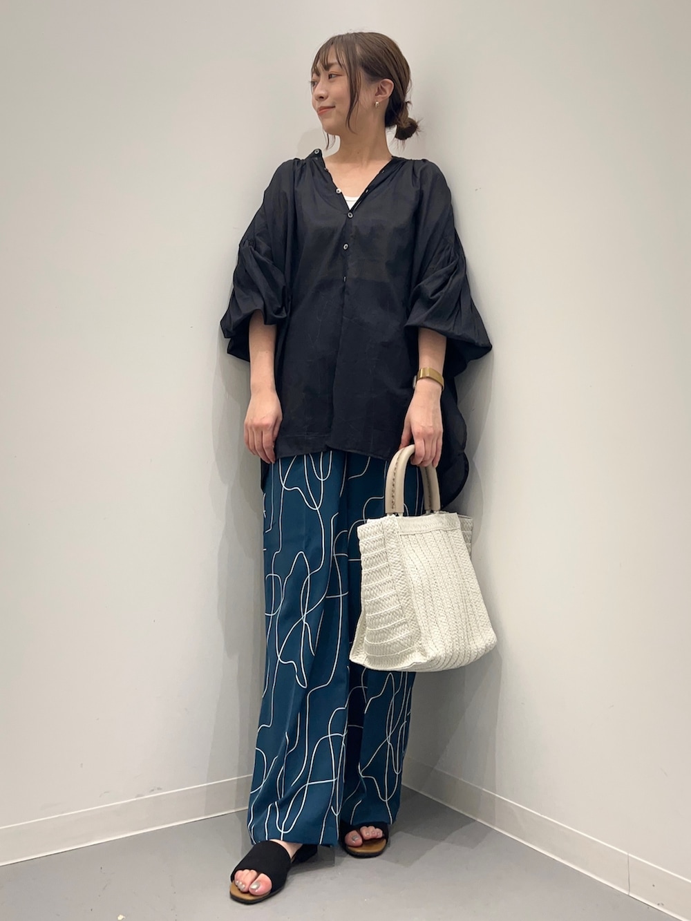 ブラック系のシャツ/ブラウス、ブルー系のその他パンツを着用したレディースの夏コーディネートの2枚目の写真