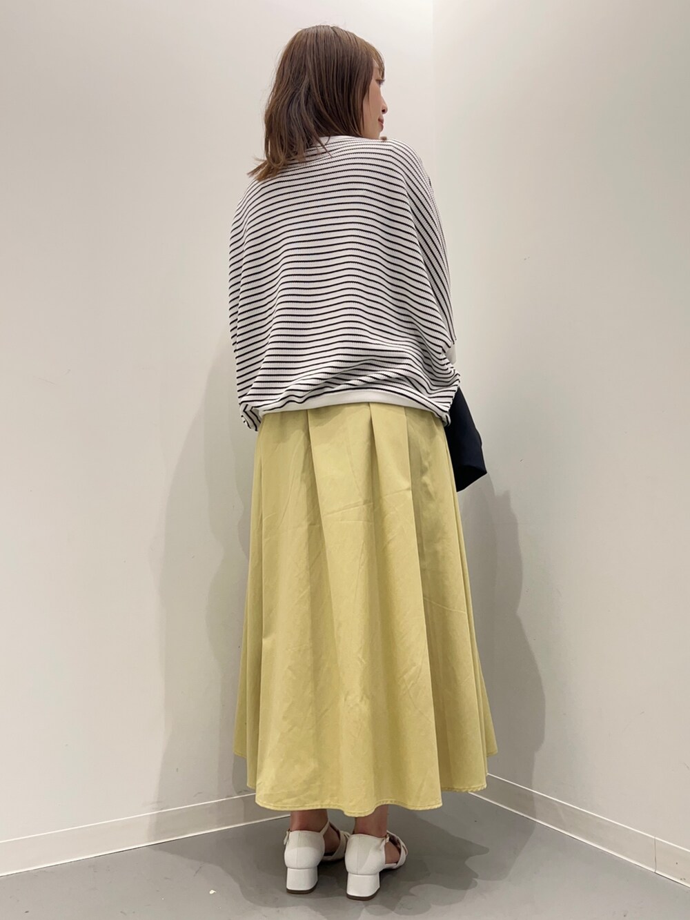 ブルー系のその他アウター、ホワイト系のTシャツ/カットソー、イエロー系のスカートを着用したレディースの春コーディネートの8枚目の写真