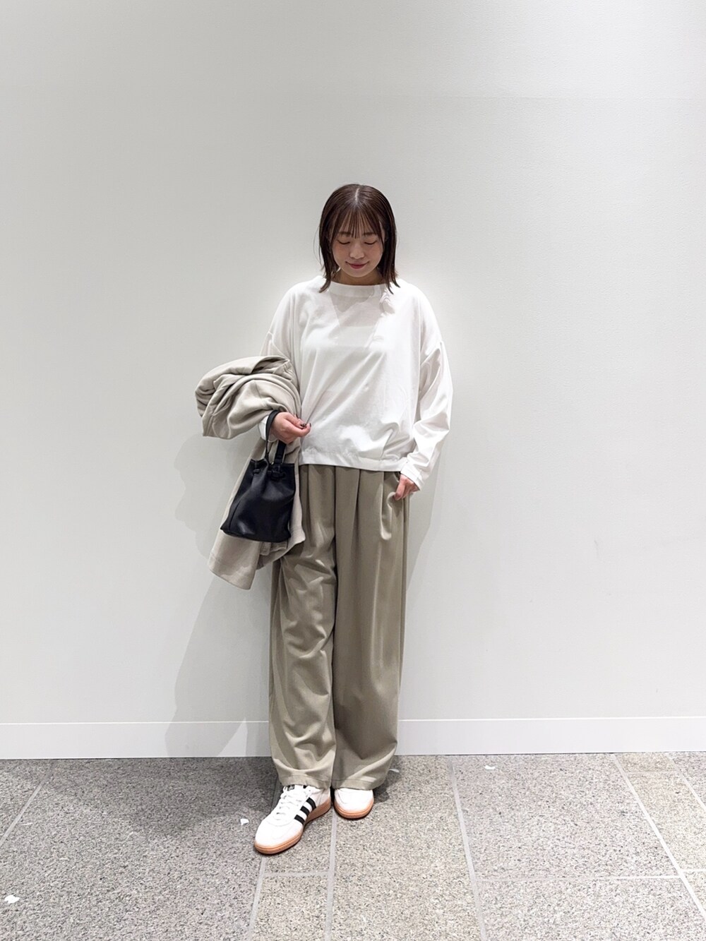 ホワイト系のTシャツ/カットソー、ベージュ系のカーディガン/ボレロ、ベージュ系のその他パンツを着用したレディースの秋コーディネートの7枚目の写真