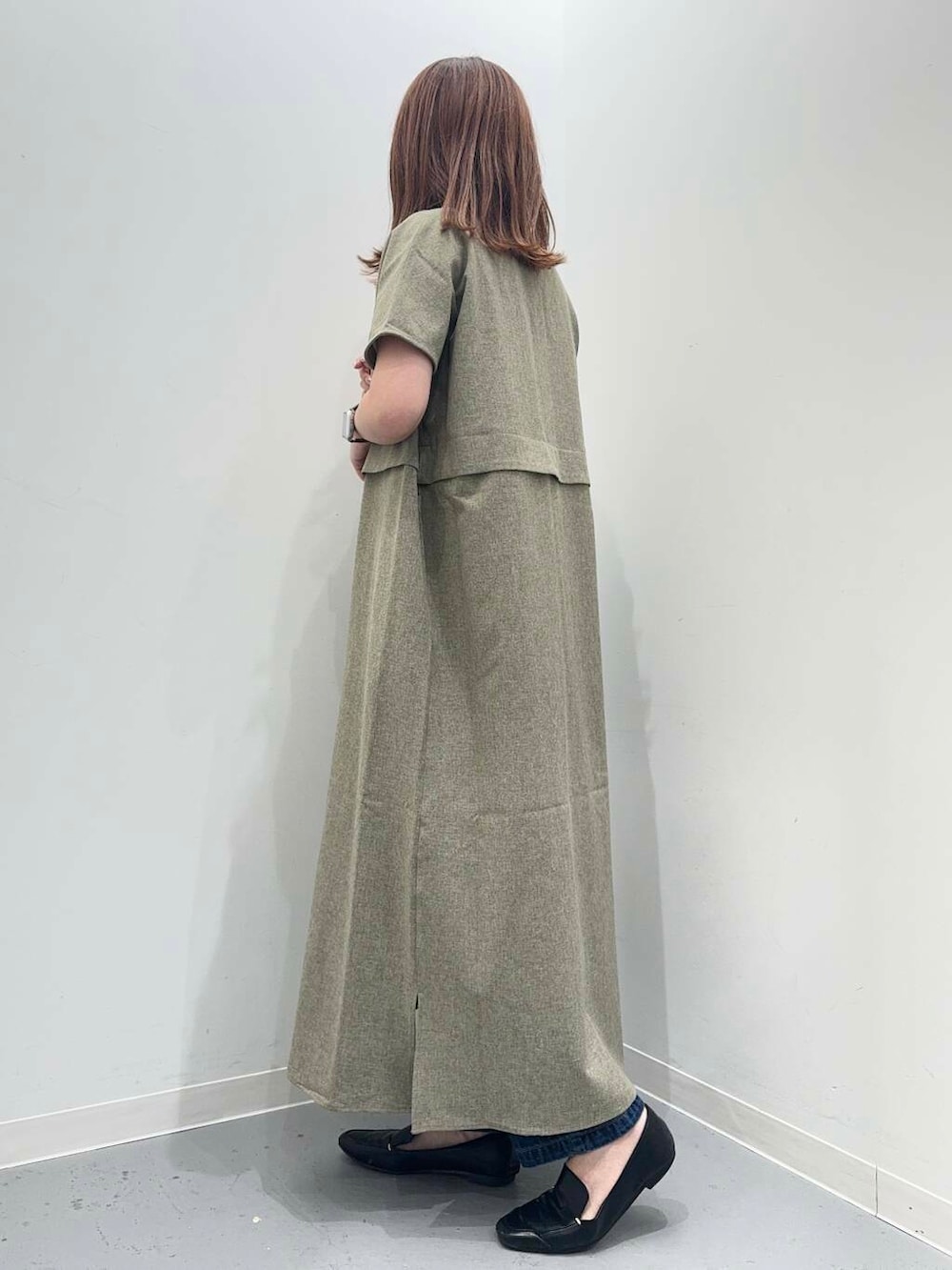 ブラック系のローファー、ブラック系のトートバッグ、ブルー系のデニムパンツを着用したレディースの夏コーディネートの3枚目の写真