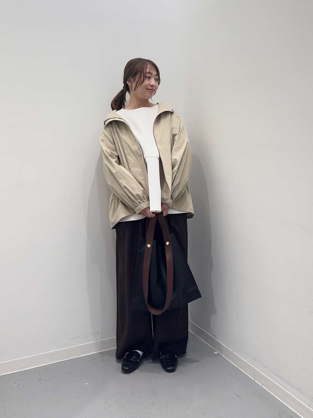 ベージュ系のその他アウター、ホワイト系のTシャツ/カットソー、ブラウン系のその他パンツを着用したレディースの春コーディネートの4枚目の写真