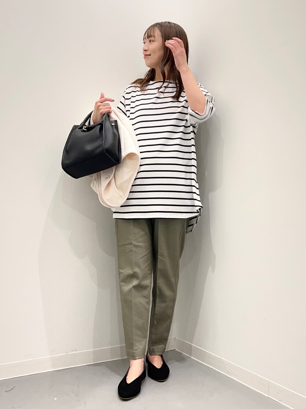 ホワイト系のノーカラージャケット、ブラック系のTシャツ/カットソー、グリーン系のその他パンツを着用したレディースの夏コーディネートの5枚目の写真