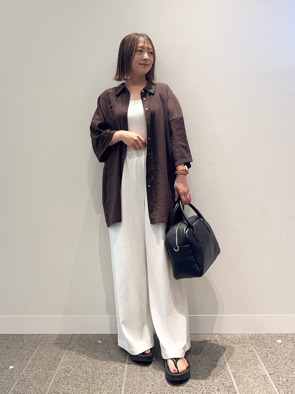 「urstore、154cm、154cmコーデ、骨格ストレート、低身長コーデ、低身長、晩夏カラーコーデ、カジュアル、カジュアルコーデ、ブラウン、シンプルスタイル、旅行コーデ、30代コーデ」｜「URBAN RESEARCHのハーフスリーブシアーワイドシャツ（シャツ/ブラウス、ブラウン系）」を使った、maikoさん（レディース・154cm）の夏コーディネートの2枚目の写真