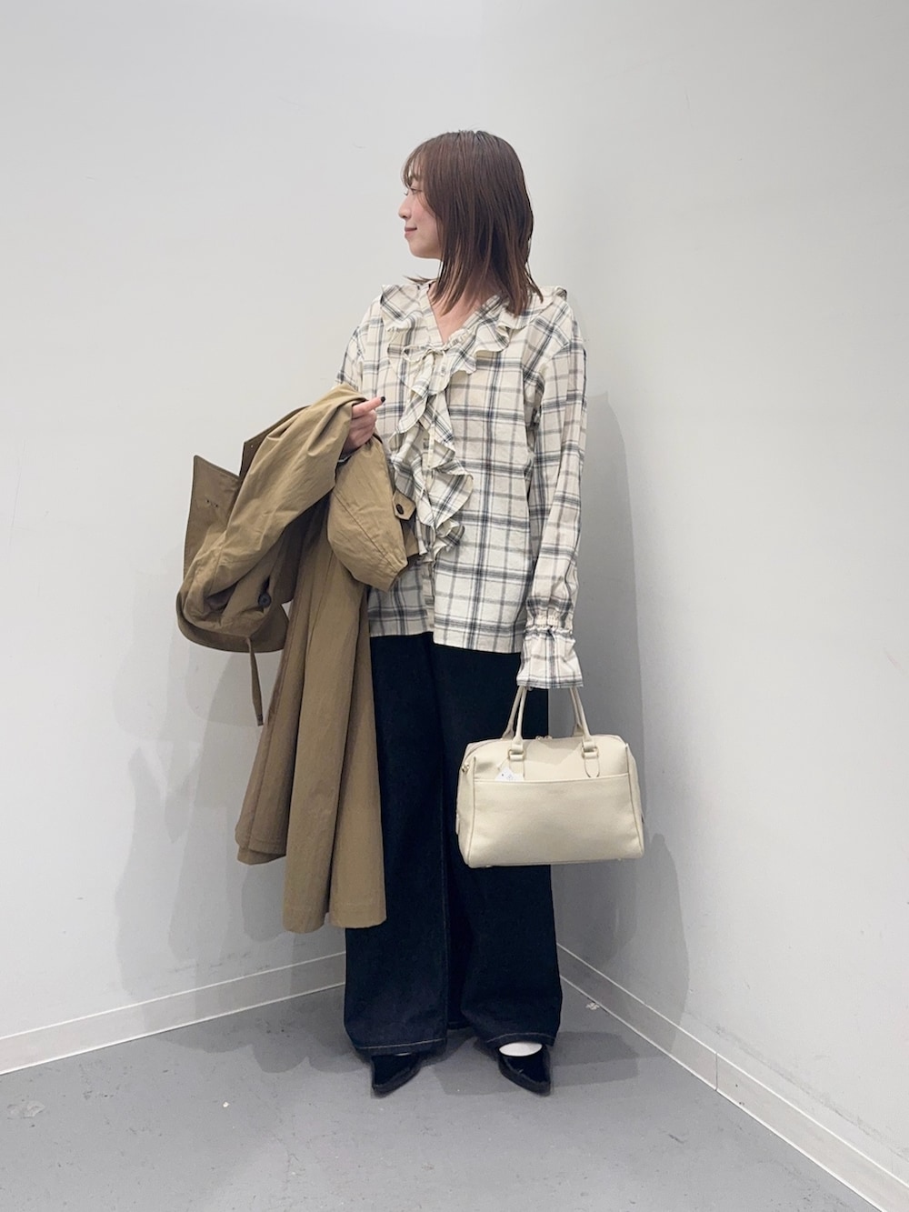 ベージュ系のその他アウター、ブラック系のシャツ/ブラウス、ブルー系のデニムパンツを着用したレディースの春コーディネートの5枚目の写真