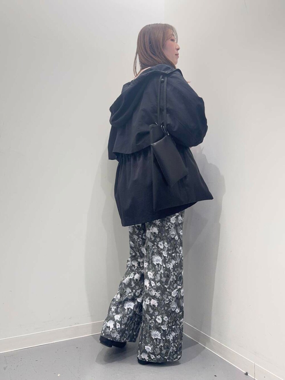 ブラック系のローファー、ブラック系のトートバッグ、ブラック系のマウンテンパーカーを着用したレディースの春コーディネートの4枚目の写真