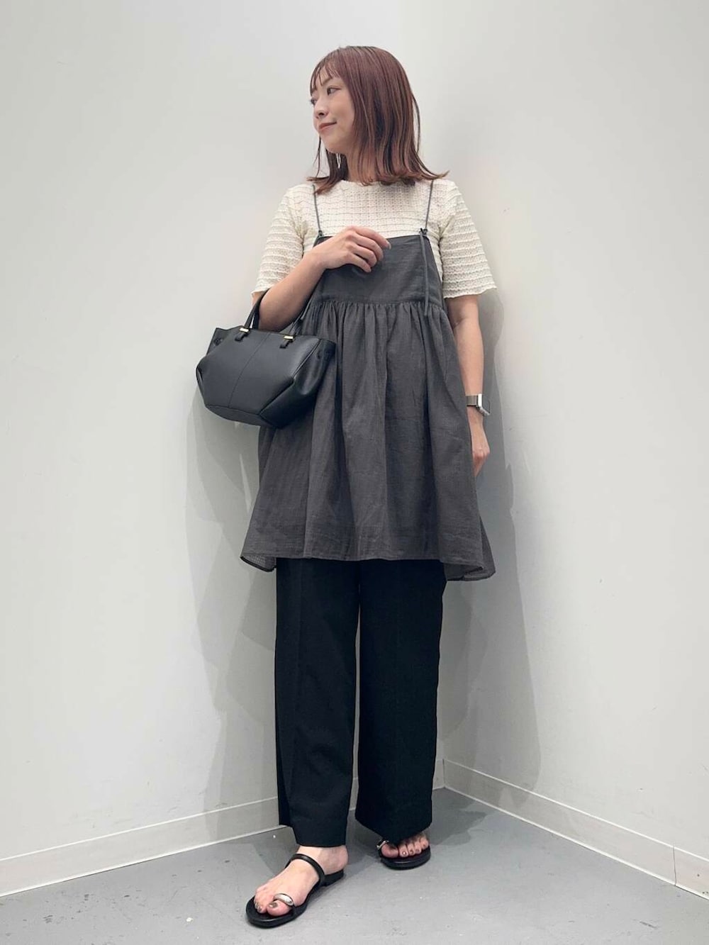 ブラック系のサンダル、ブラック系のその他パンツ、ブラック系のショルダーバッグを着用したレディースの夏コーディネートの2枚目の写真