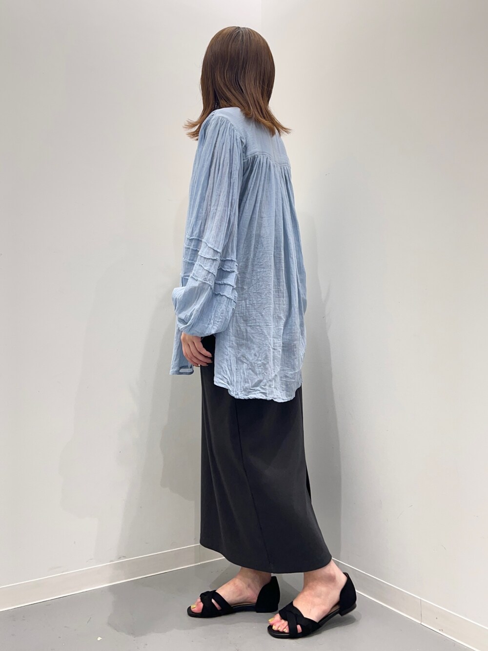 ブルー系のシャツ/ブラウス、グレー系のスカートを着用したレディースの春コーディネートの4枚目の写真