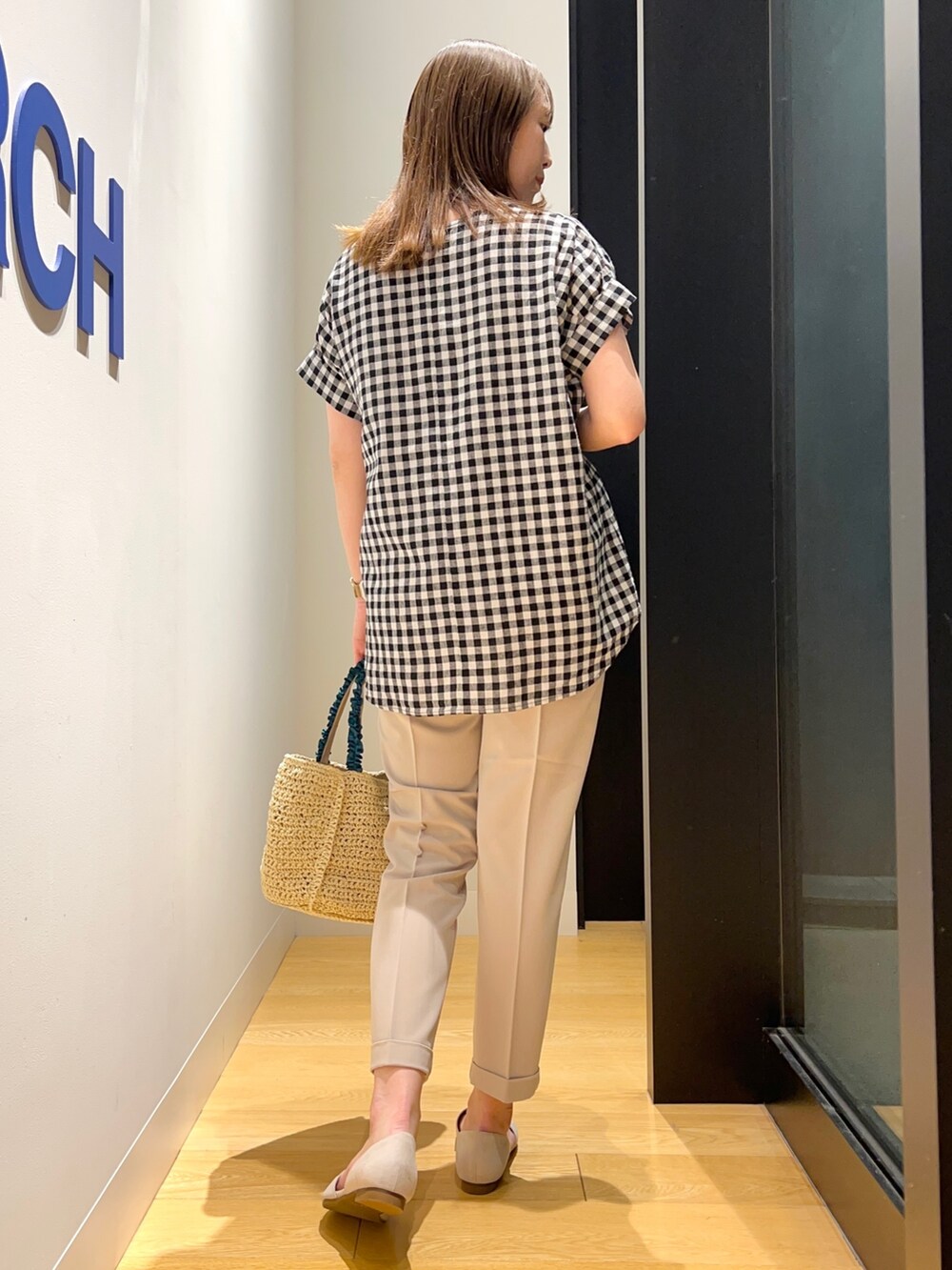 その他のシャツ/ブラウス、ベージュ系のその他パンツを着用したレディースの夏コーディネートの4枚目の写真