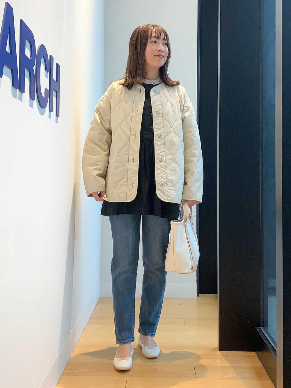 ブラック系のシャツ/ブラウス、ブルー系のデニムパンツ、ホワイト系のバレエシューズを着用したレディースの春コーディネートの4枚目の写真