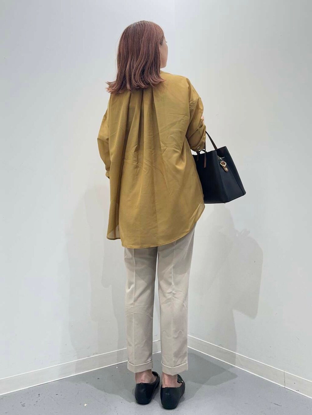 ブラック系のローファー、ブラック系のトートバッグ、ベージュ系のその他パンツを着用したレディースの夏コーディネートの4枚目の写真