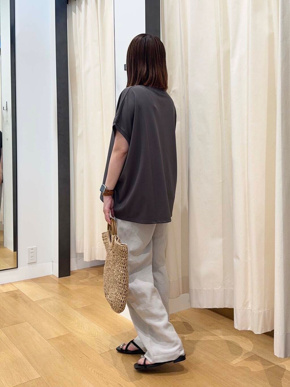 ベージュ系のトートバッグ、グレー系のTシャツ/カットソー、ベージュ系のその他パンツを着用したレディースの夏コーディネートの3枚目の写真