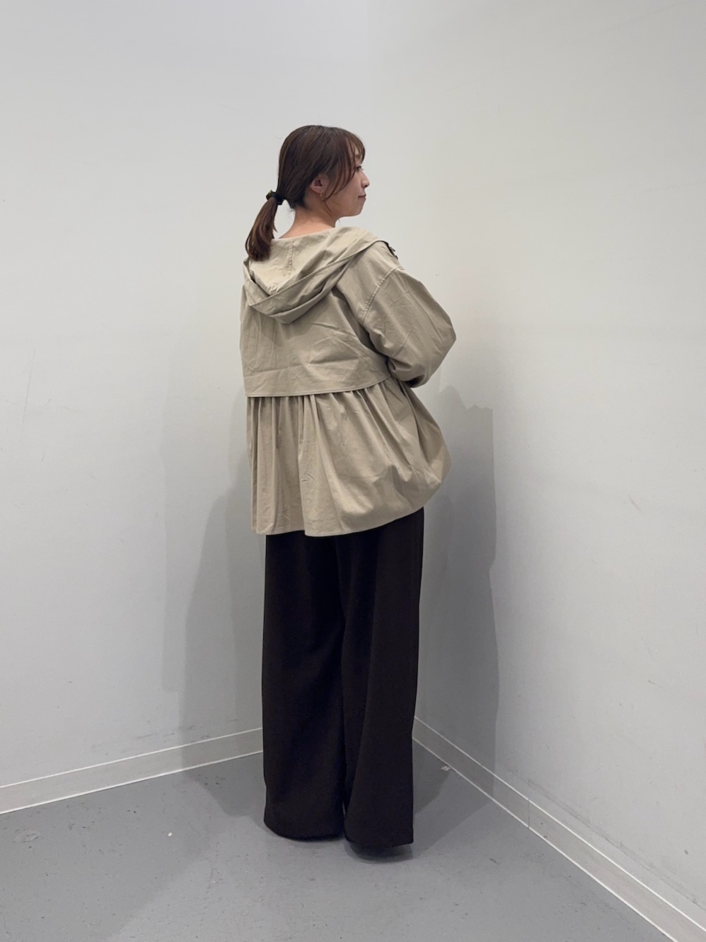 ベージュ系のその他アウター、ホワイト系のTシャツ/カットソー、ブラウン系のその他パンツを着用したレディースの春コーディネートの3枚目の写真