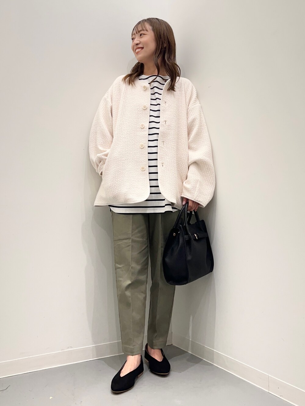 ホワイト系のノーカラージャケット、ブラック系のTシャツ/カットソー、グリーン系のその他パンツを着用したレディースの夏コーディネートの2枚目の写真