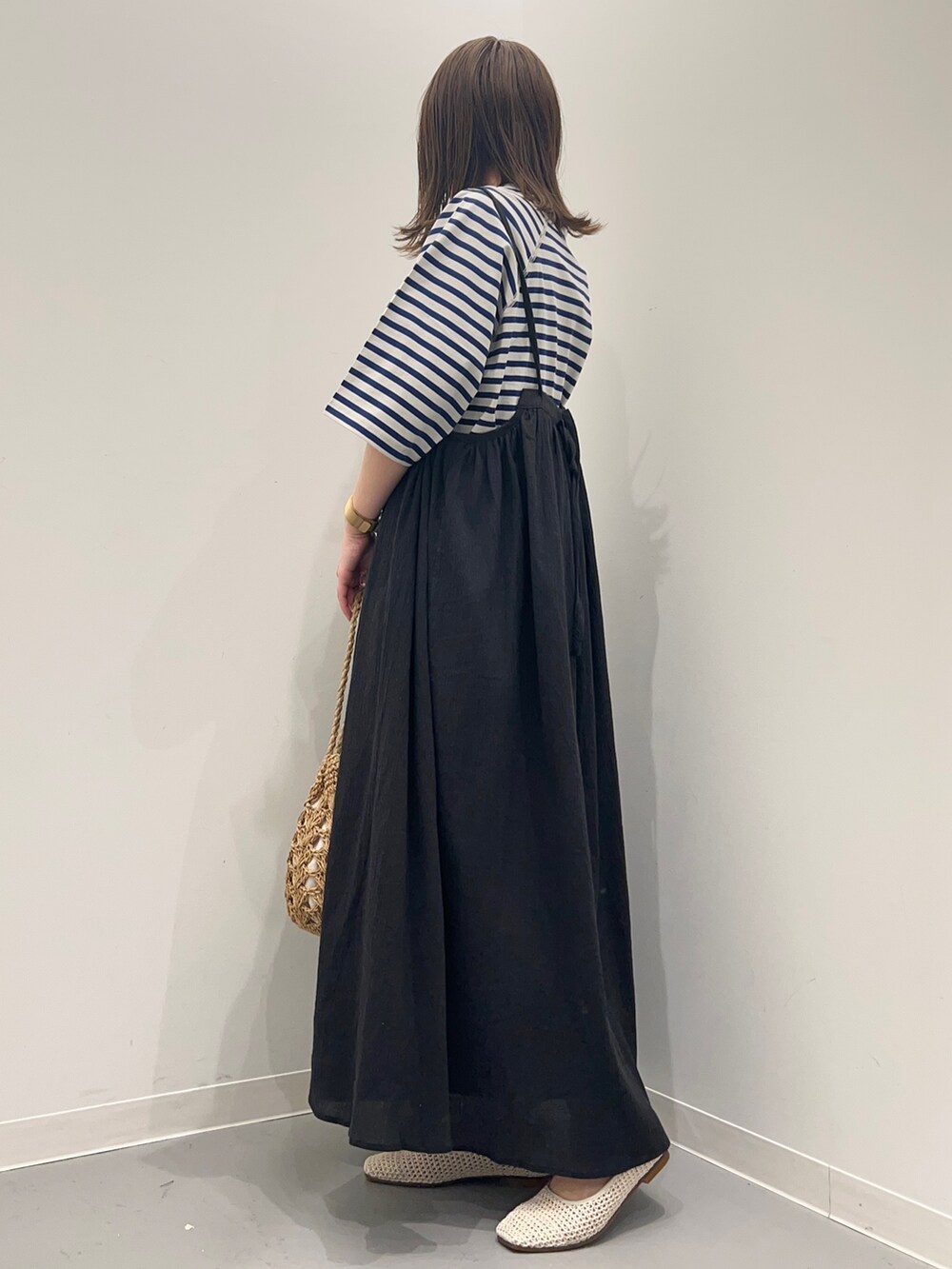 ホワイト系のTシャツ/カットソー、ブラック系のワンピースを着用したレディースの春コーディネートの5枚目の写真