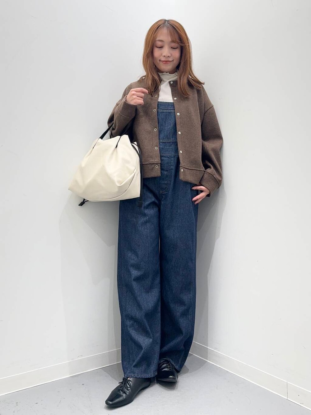 ホワイト系のショルダーバッグ、ブラック系のその他シューズ、ホワイト系のTシャツ/カットソーを着用したレディースの秋コーディネートの2枚目の写真