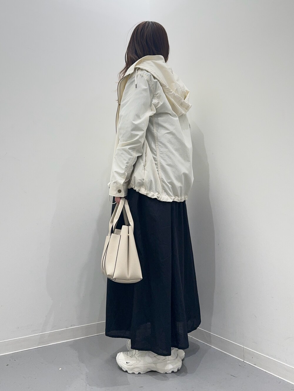 「低身長コーデ、シンプルコーデ、サニーレーベル、SonnyLabel」｜「URBAN RESEARCH Sonny Labelの撥水マウンテンパーカー（マウンテンパーカー、ホワイト系）」を使った、maikoさん（レディース・154cm）の春コーディネートの2枚目の写真