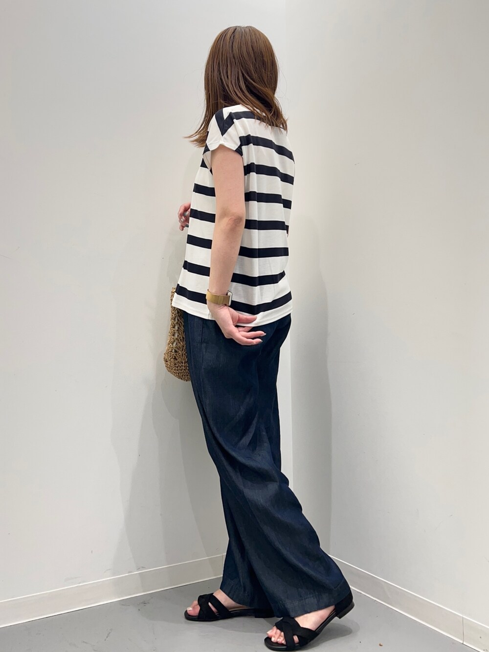 ブルー系のその他パンツ、ブルー系のTシャツ/カットソー、ベージュ系のカーディガン/ボレロを着用したレディースの春コーディネートの7枚目の写真