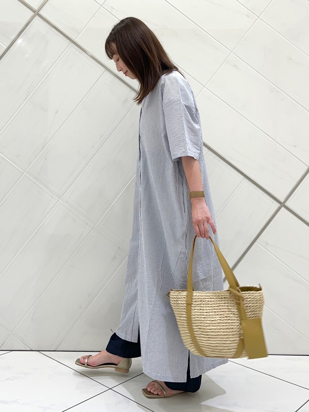 ブルー系のワンピース/ドレス、ブルー系のその他パンツ、ゴールド系のサンダルを着用したレディースの夏コーディネートの3枚目の写真