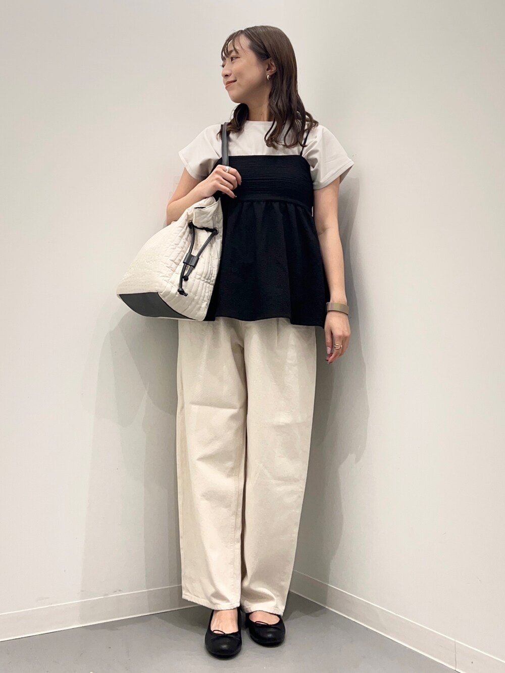 ブラック系のその他トップス、ホワイト系のデニムパンツ、グレー系のTシャツ/カットソーを着用したレディースの夏コーディネートの2枚目の写真