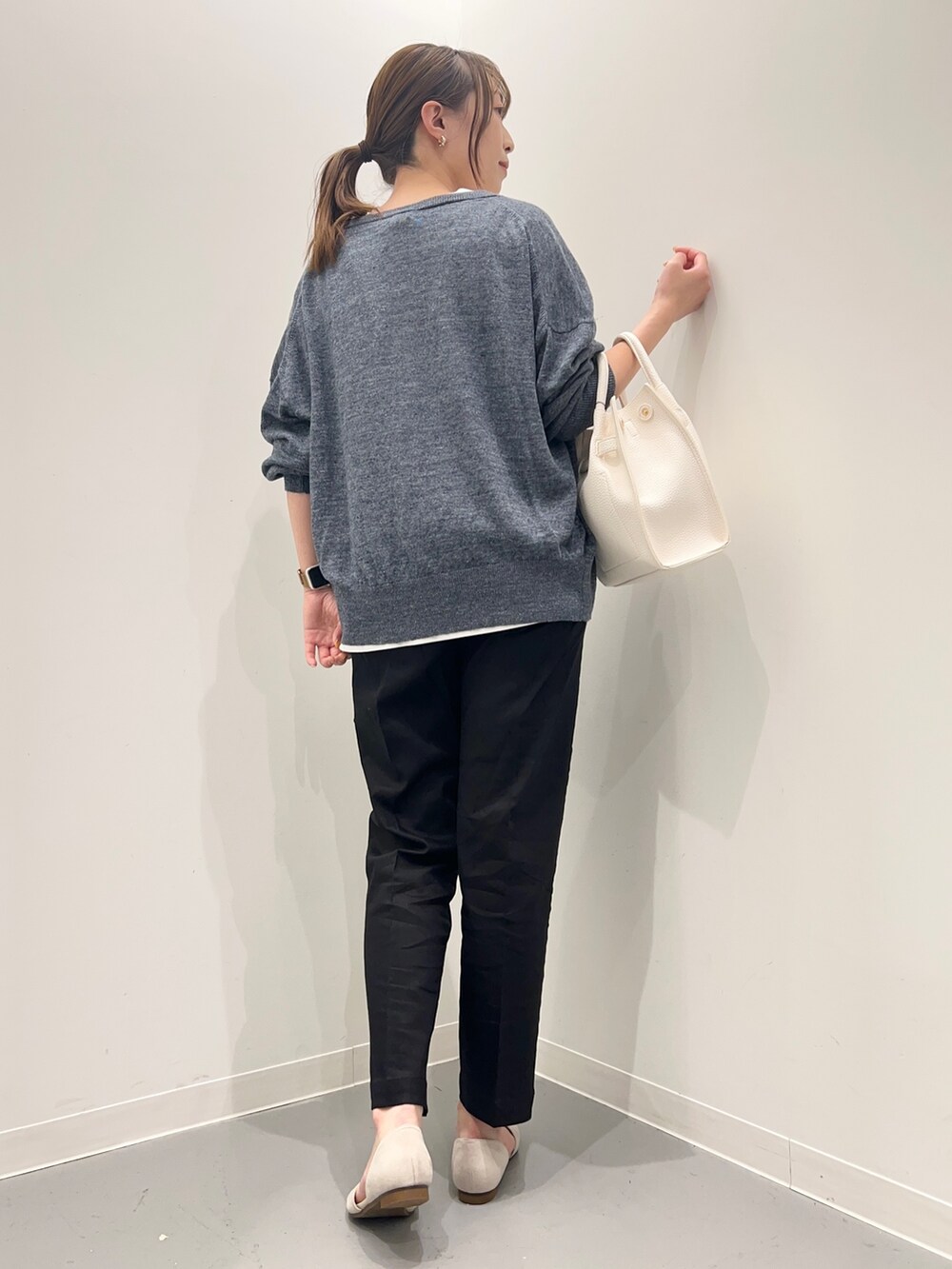 ホワイト系のTシャツ/カットソー、ブルー系のカーディガン/ボレロ、ブラック系のその他パンツを着用したレディースの夏コーディネートの4枚目の写真