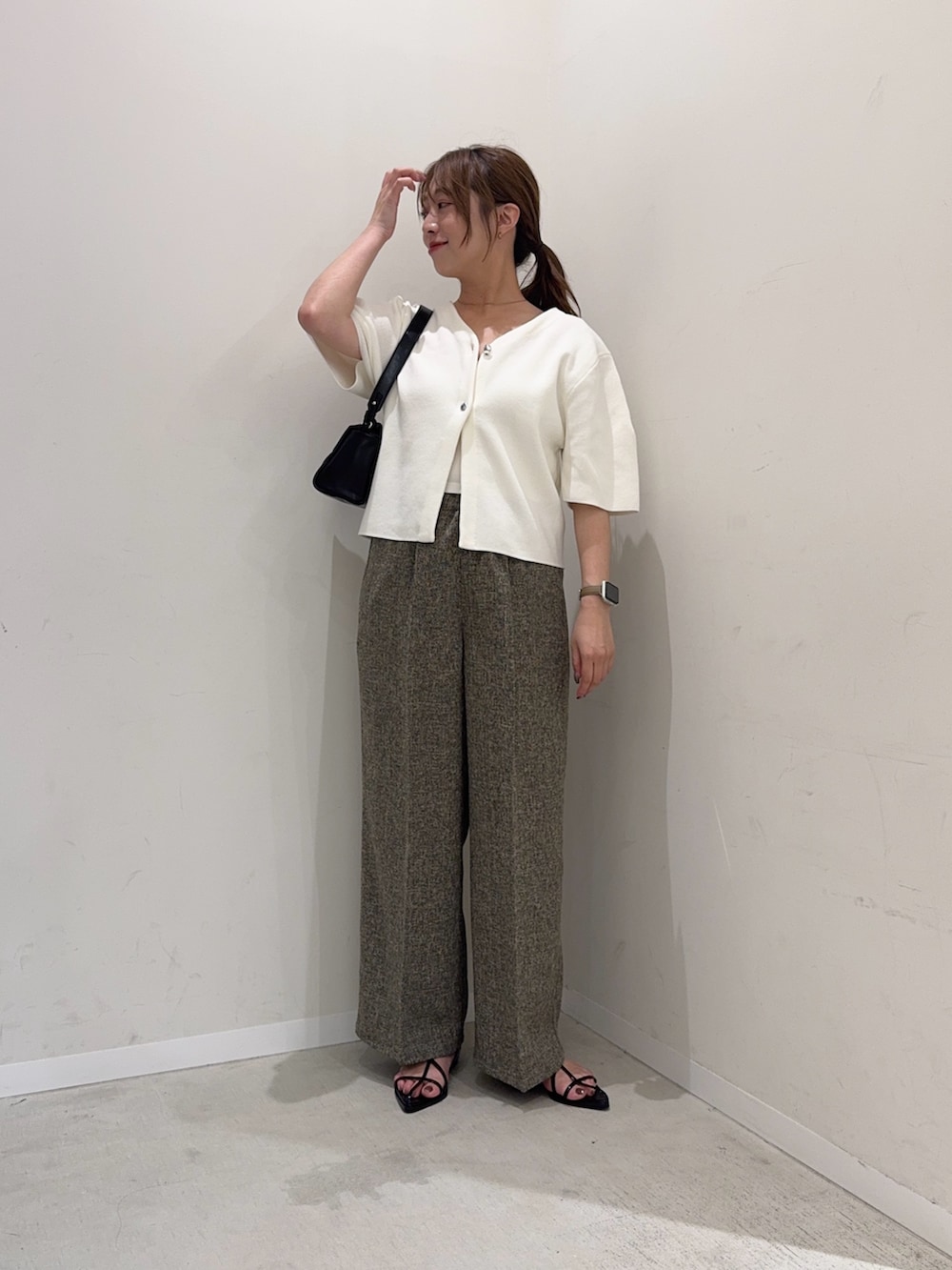 ホワイト系のカーディガン/ボレロ、ベージュ系のその他パンツ、ブラック系のサンダルを着用したレディースの夏コーディネートの3枚目の写真