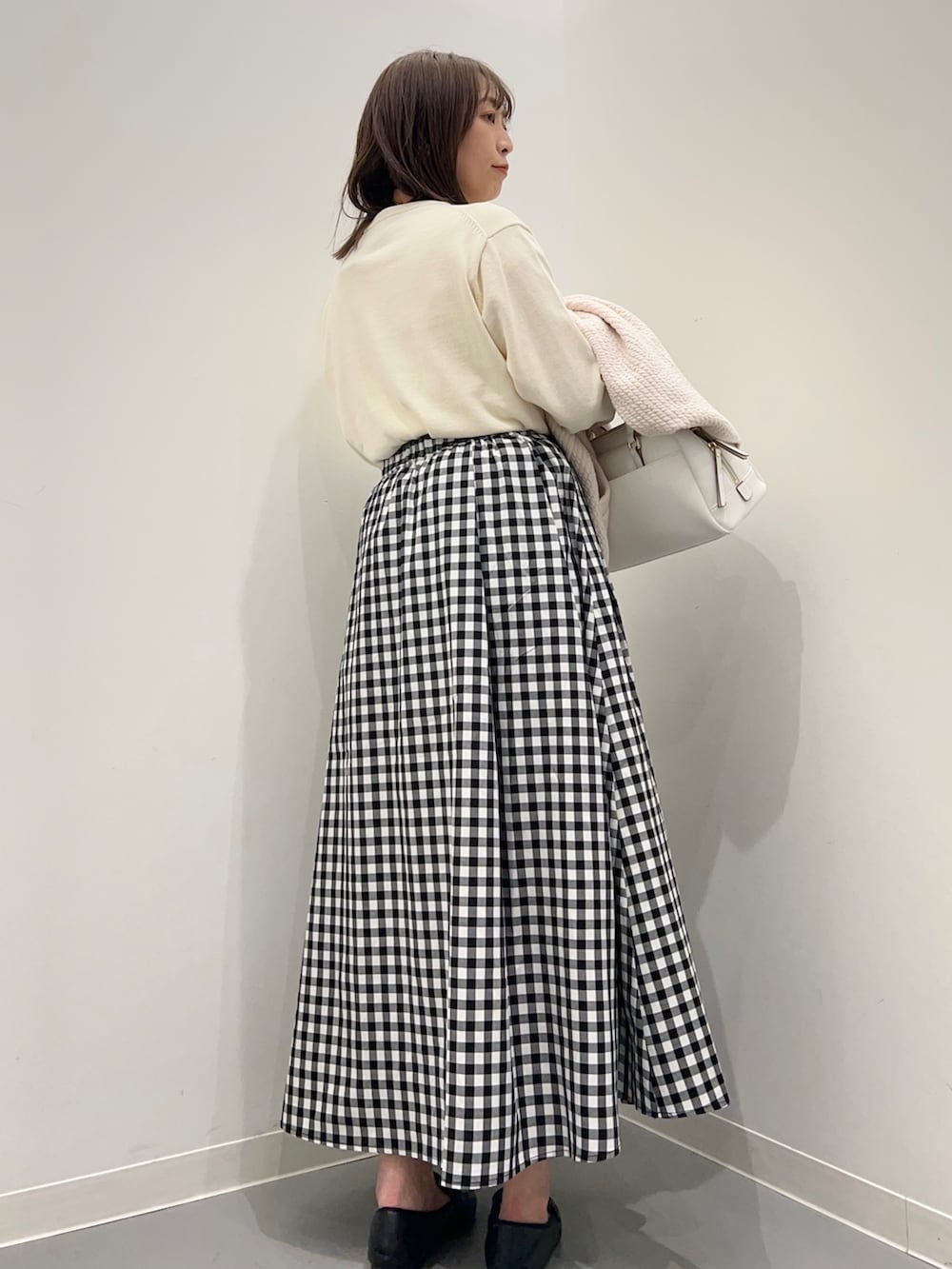 その他のスカート、ホワイト系のノーカラージャケット、ホワイト系のニット/セーターを着用したレディースの春コーディネートの6枚目の写真