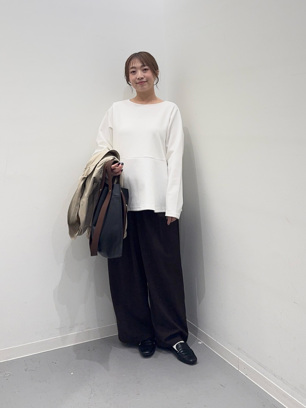 ベージュ系のその他アウター、ホワイト系のTシャツ/カットソー、ブラウン系のその他パンツを着用したレディースの春コーディネートの5枚目の写真